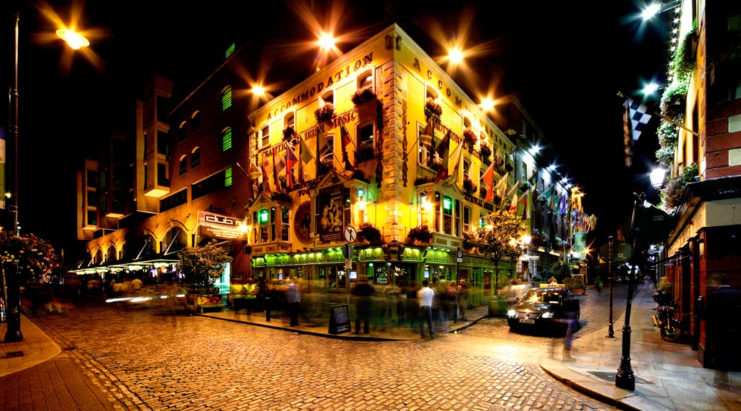 Night view of Temple Bar Street in Dublin, Ireland